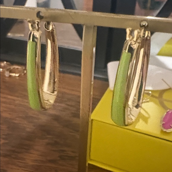 Kendra Scott Kelsey Gold Hoop Earrings in Chartreuse Enamel - Picture 6 of 11